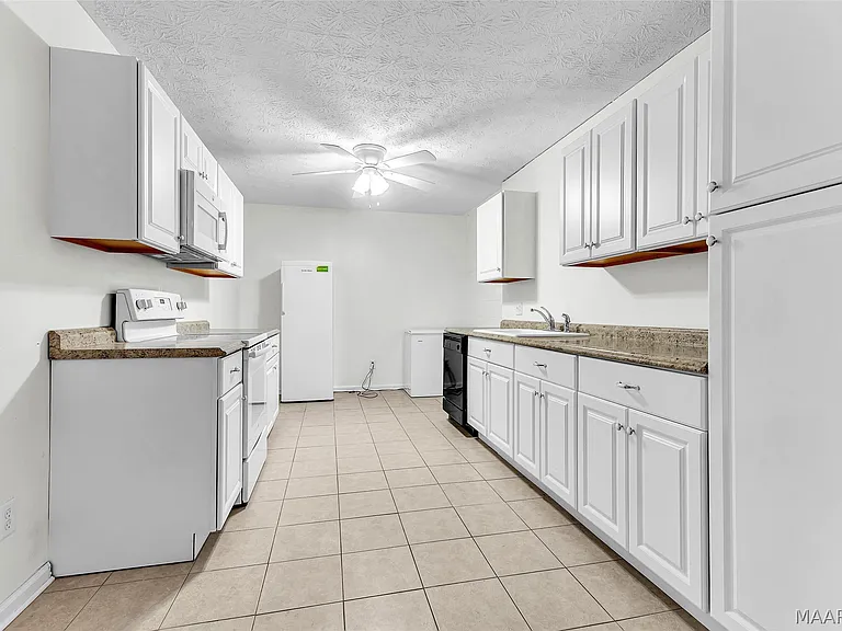 140 Livingston Cir — Photo 35