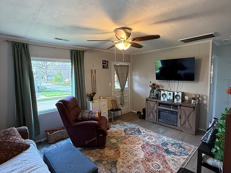 1202 W Miller St — Photo 13