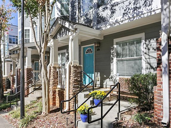 Front Porch of 1082 Park Row North.