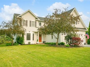 15 Pulteney Dr, Henrietta, NY 14467