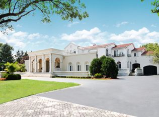 704 Deer Trail Ln, Oak Brook, IL 60523