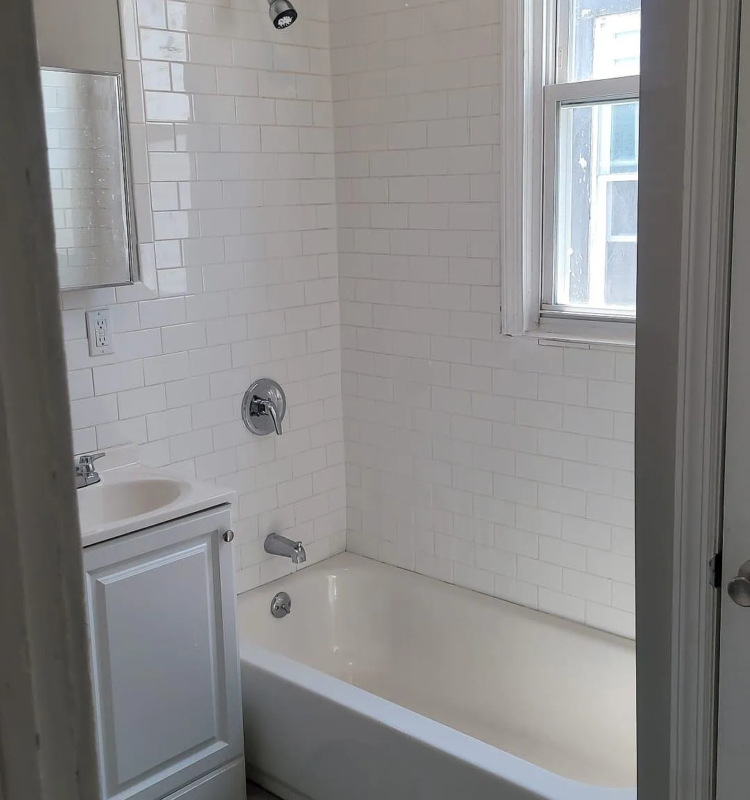 3 bed, 1000 sqft, $2,400 — Photo 3