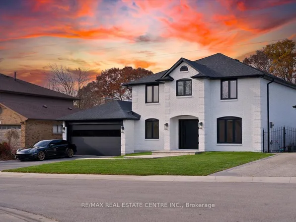 32 Elena Ct, Hamilton, ON L9C 7P7