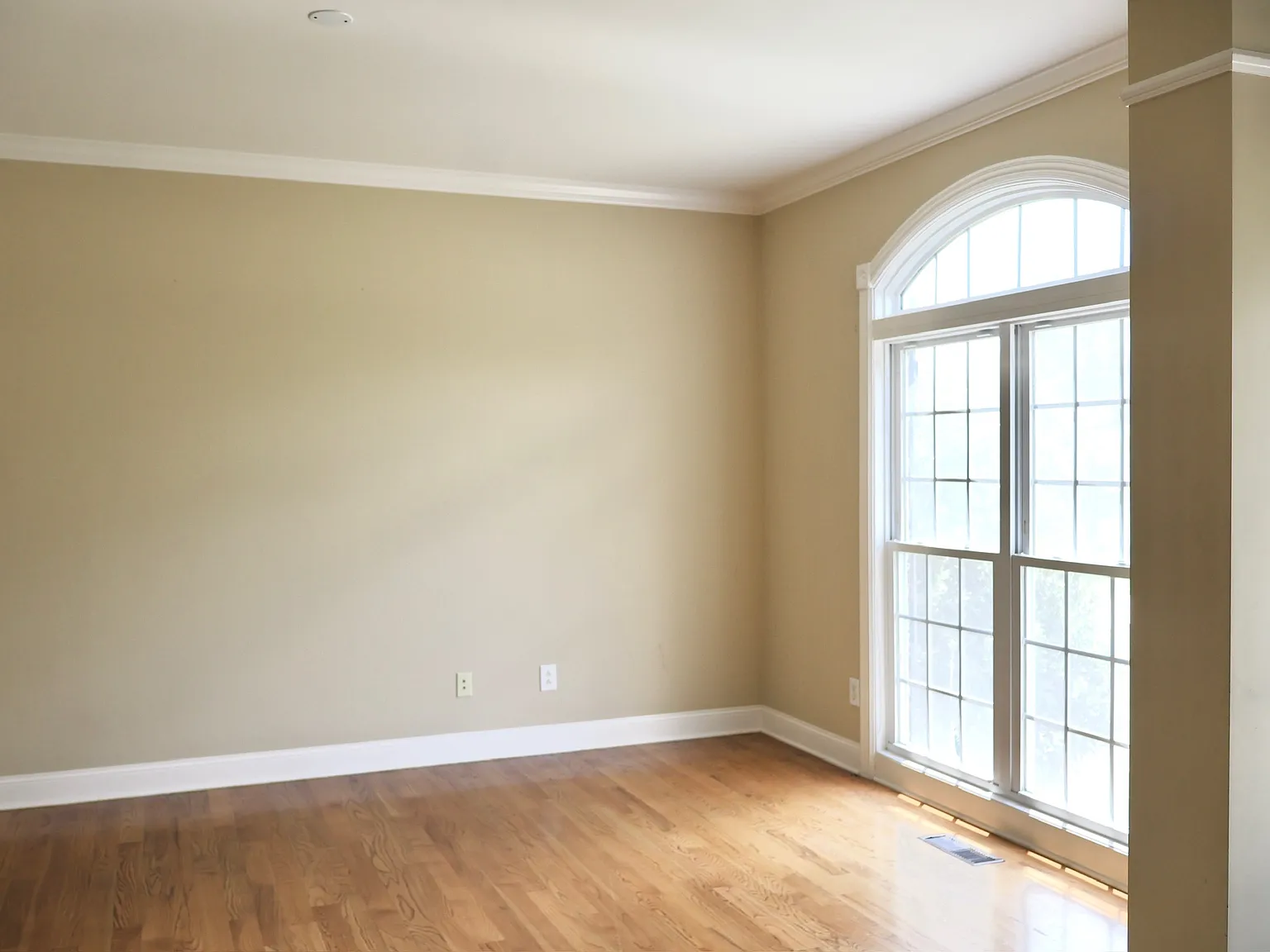 7 bed, 5936 sqft, $6,200 — Photo 2