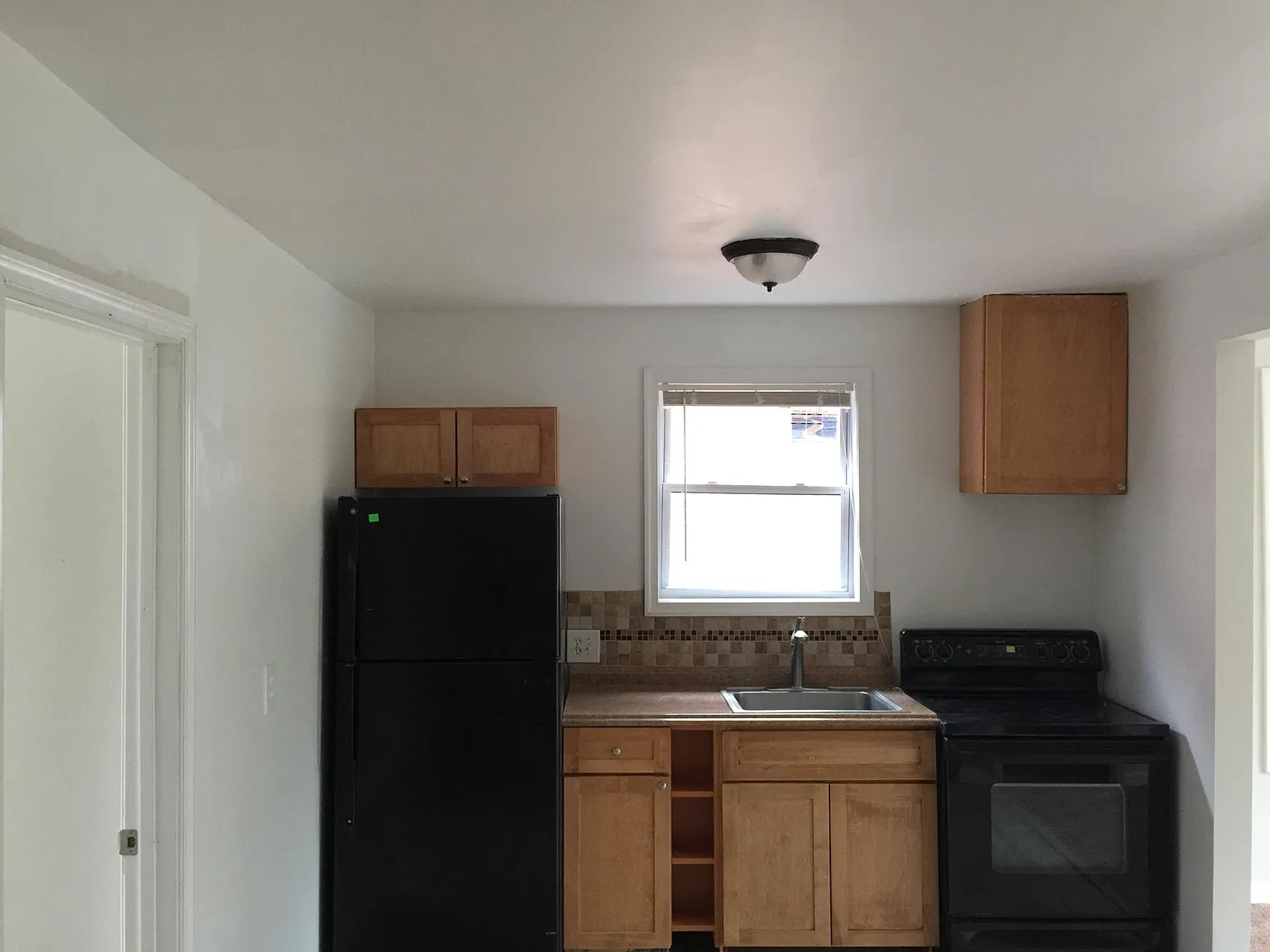 2 bed, 700 sqft, $1,300 — Photo 2