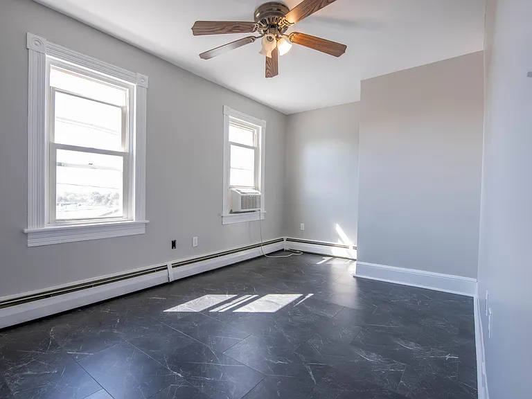 256 E Grove St — Photo 16