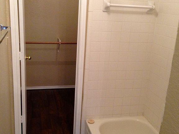 Master shower/tub and closet