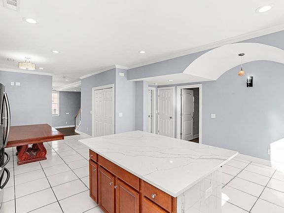 5th image of 239 E Bledsoe St