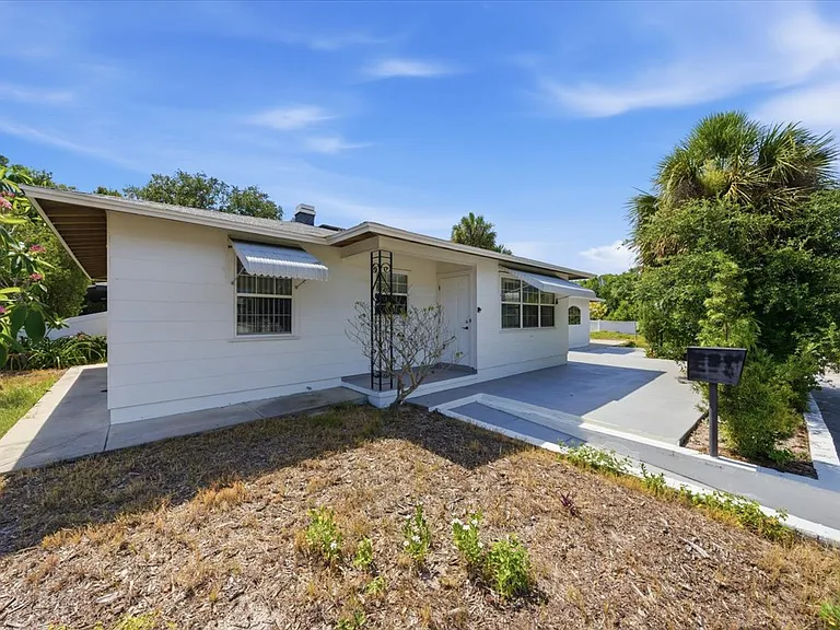 1647 Bay St SE — Photo 46