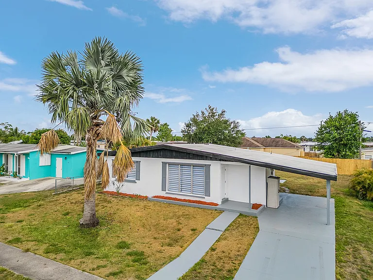 22163 Hernando Ave — Photo 2