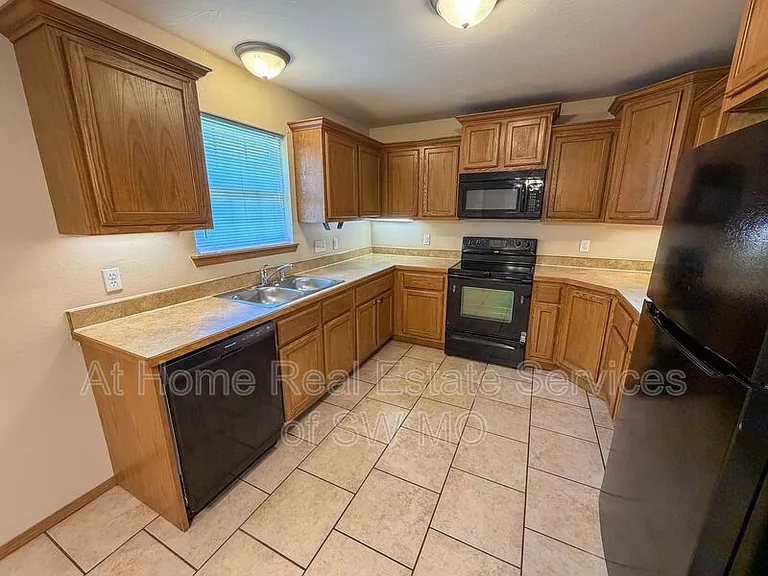 3314 N Marion Ave — Photo 5