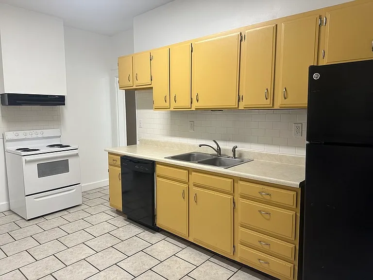 902 State St #B — Photo 5