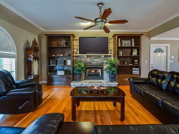 3rd image of 215 Foothills Dr