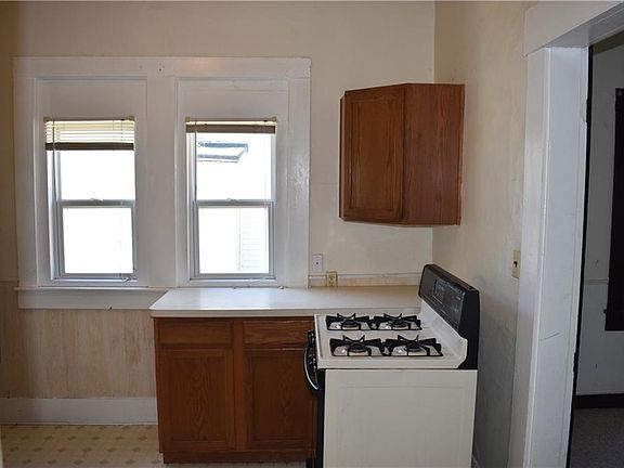 5th image of 510 Elm St