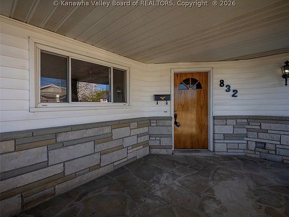 3rd image of 832 Allview Dr