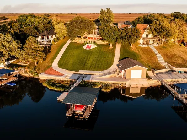 152 E Shore Dr, Council Grove, KS 66846