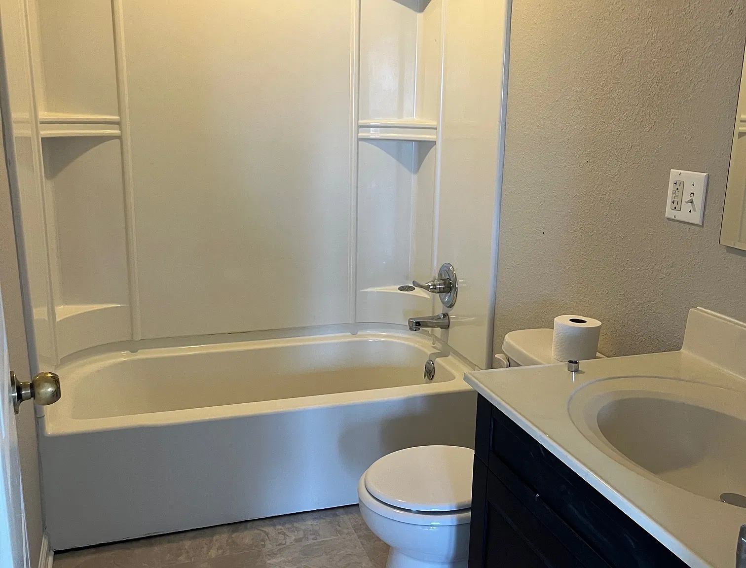 2 bed, 1.0 bath, $900 — Photo 4