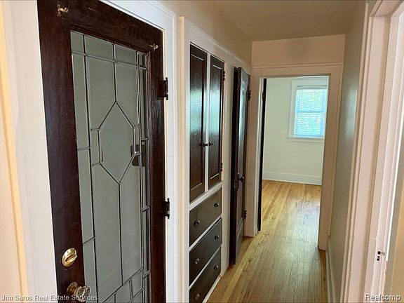 5th image of 851 Saint Clair St Unit 2