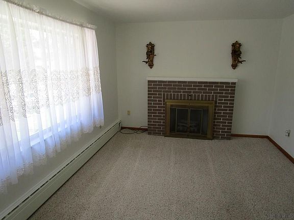 3rd image of 330 White Oak Ln