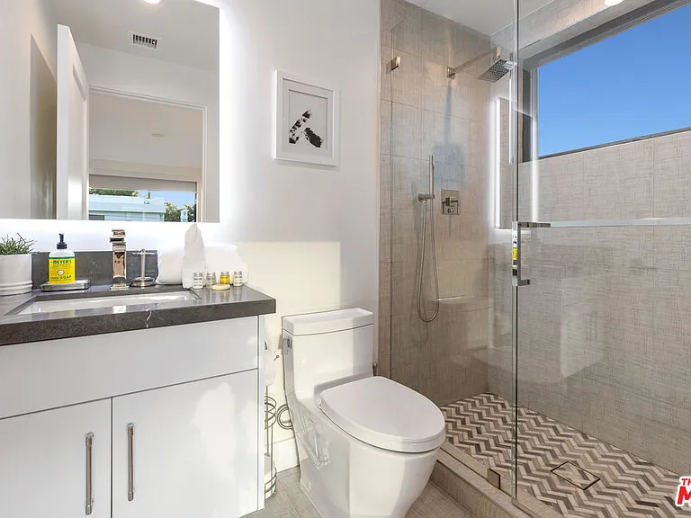 731 N Curson Ave — Photo 45