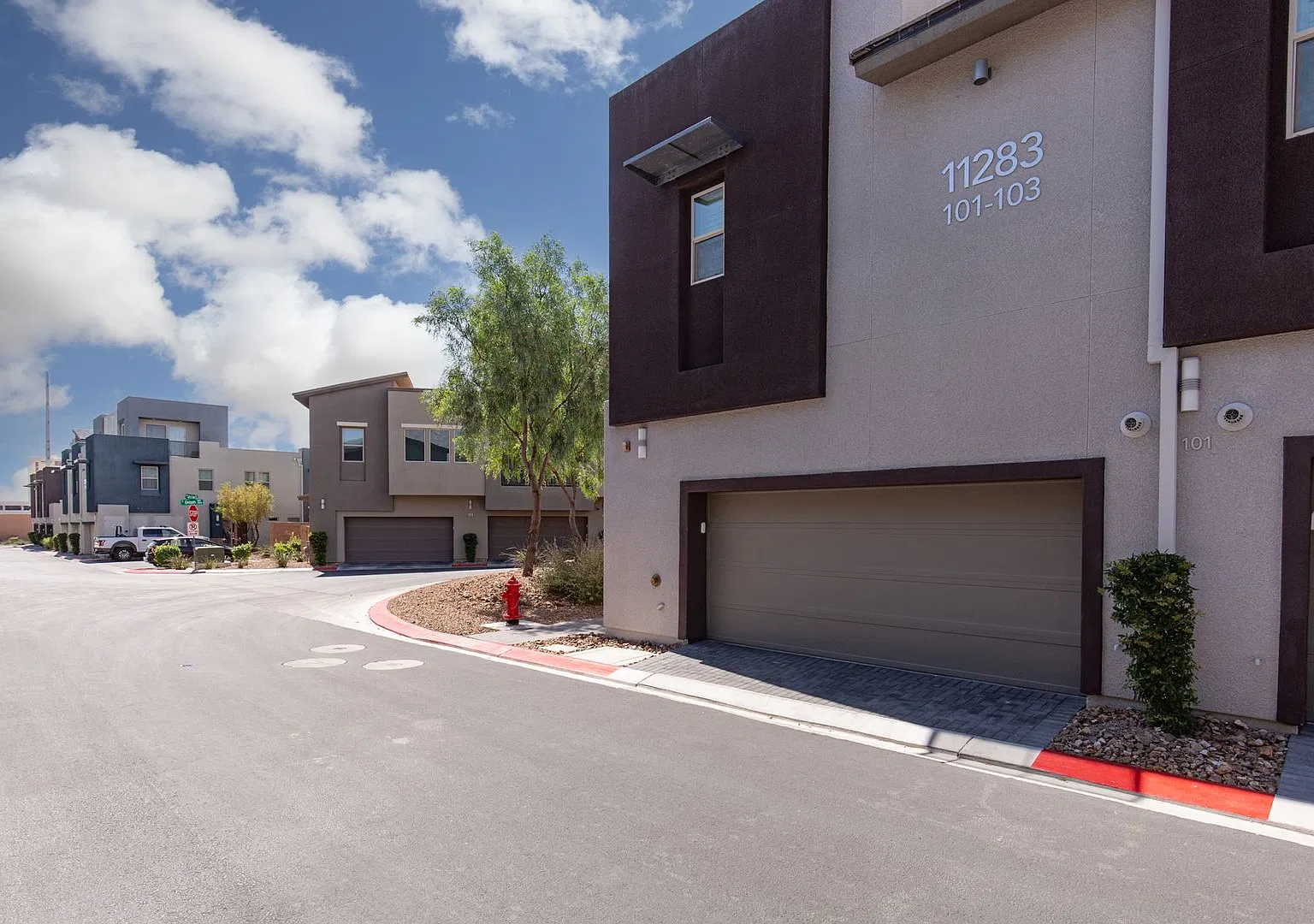 Fully furnished luxury townhome in Affinity/Summerlin — Photo 3