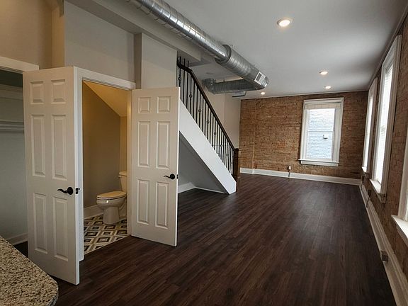 4th image of 1905 Race St #301