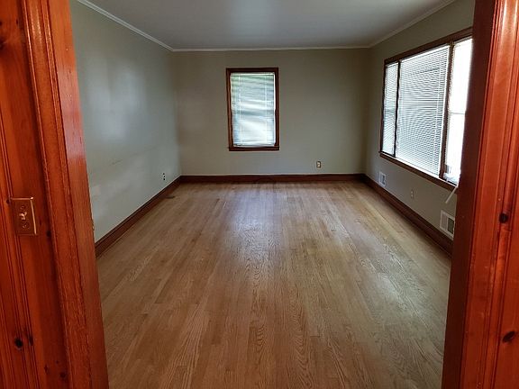 3rd image of 107 Brookwood Dr