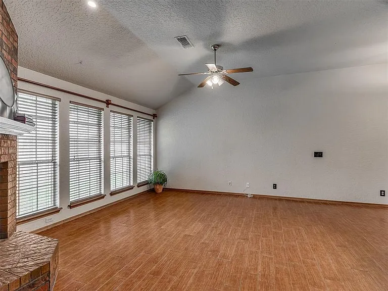 1019 Pruett Dr — Photo 2