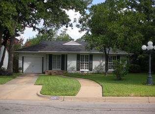 2105 Daisy Ln, Fort Worth, TX 76111