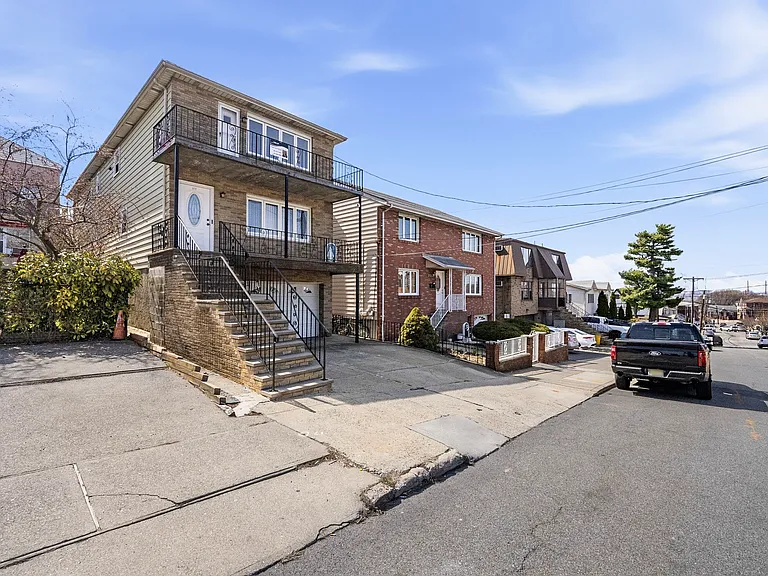 370 Henry St — Photo 1