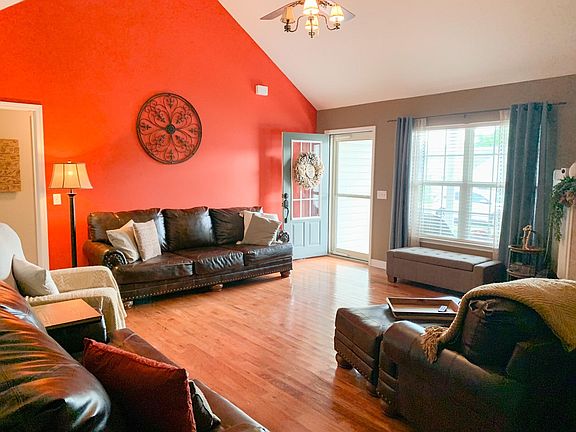 5th image of 296 Gladstone Dr