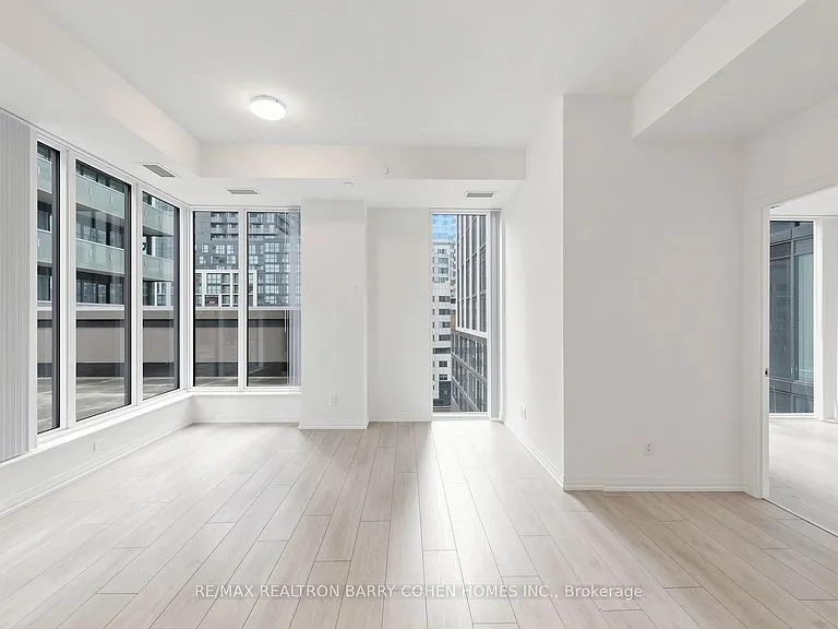 400 King St W #823 — Photo 7