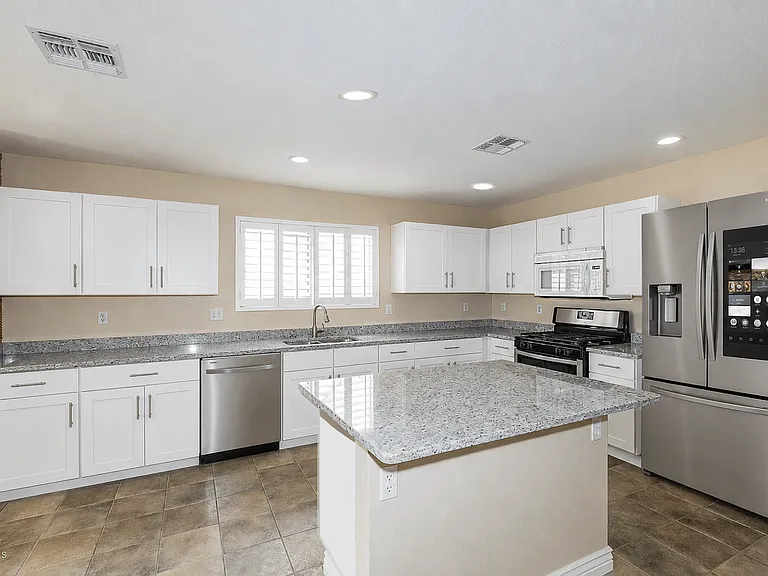 465 W Midland Ln — Photo 5