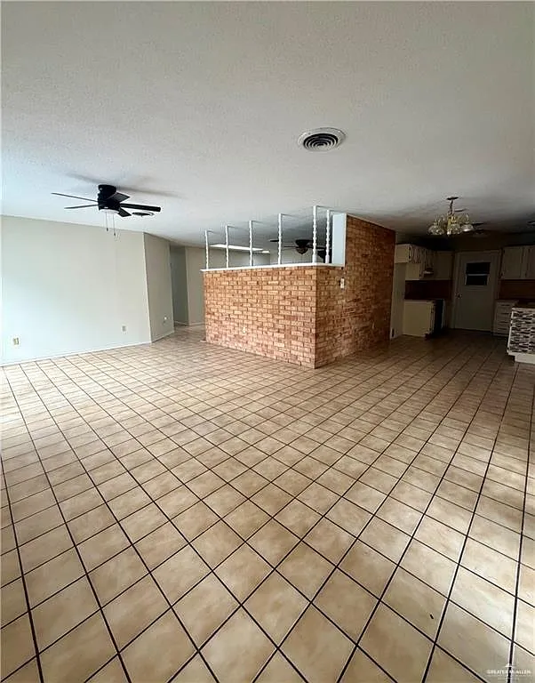 3 bed, 2.0 bath, 1606 sqft, $1,600 — Photo 3