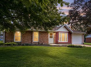 809 Canterbury Dr, Wapakoneta, OH 45895