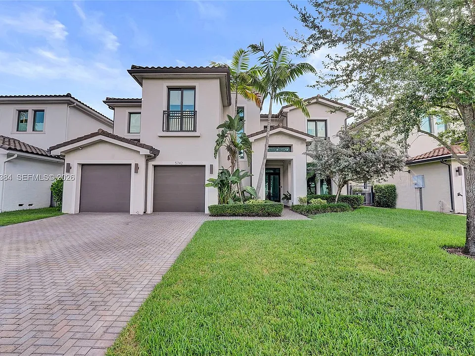 5742 Brookfield Cir E