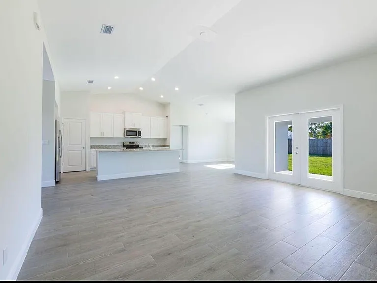 2372 SW Import Dr — Photo 2