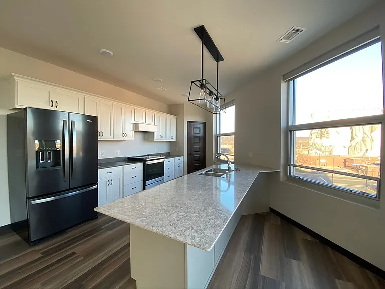 201 N Riverfront Dr — Photo 4
