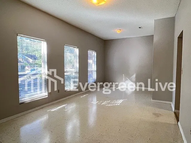 4 bed, 2.0 bath, 1615 sqft, $1,495 — Photo 2