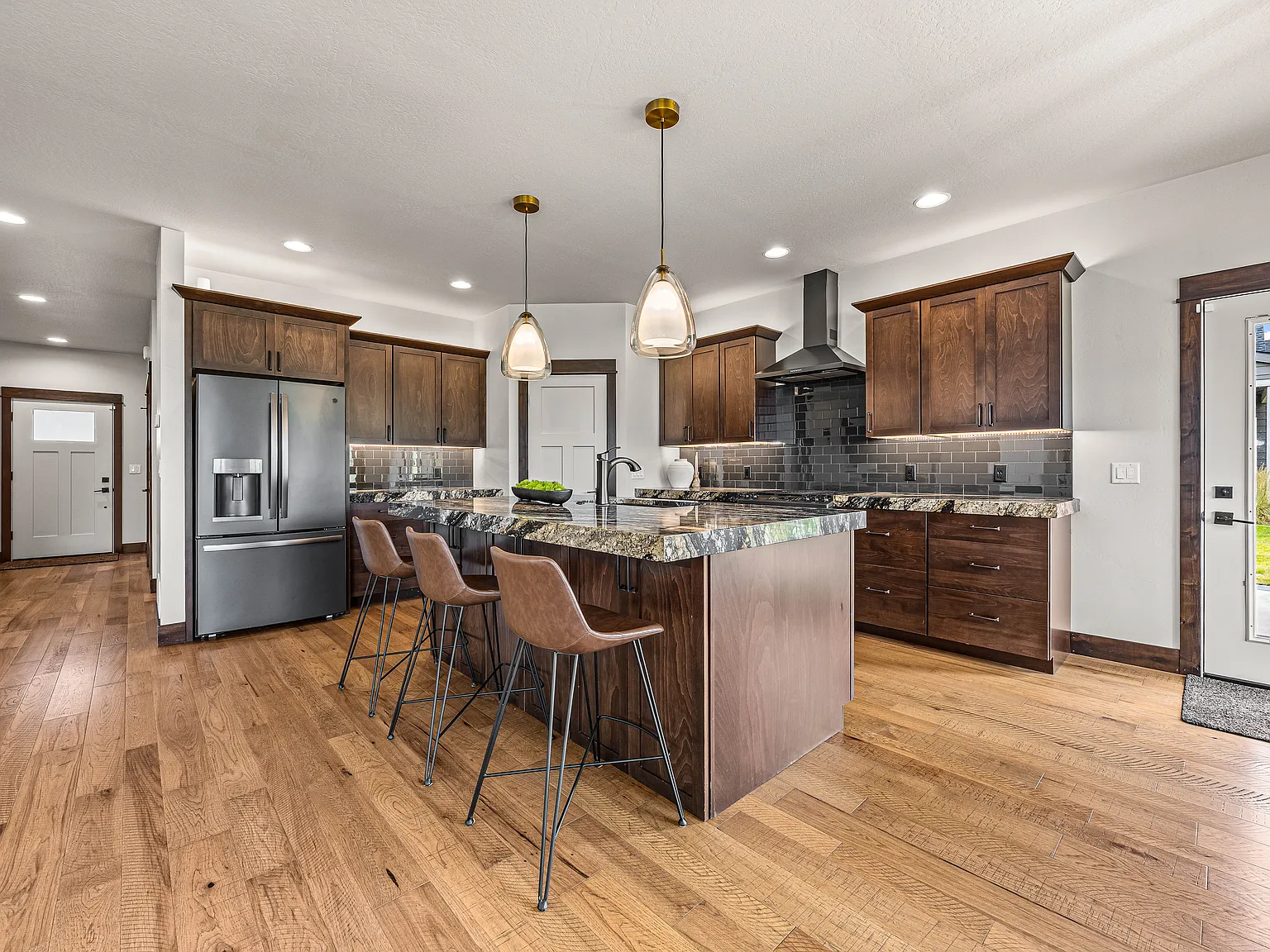 3 bed, 1997 sqft, $5,000 — Photo 3