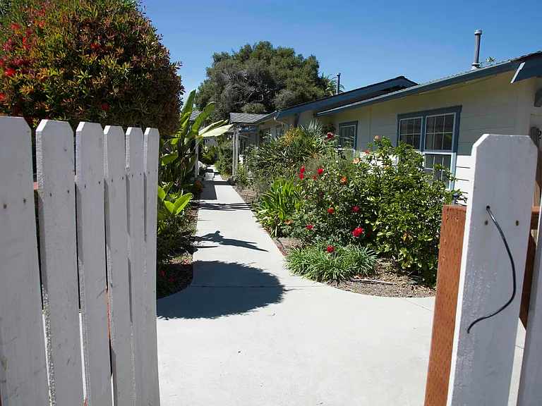 917 E Gutierrez St #917B — Photo 18