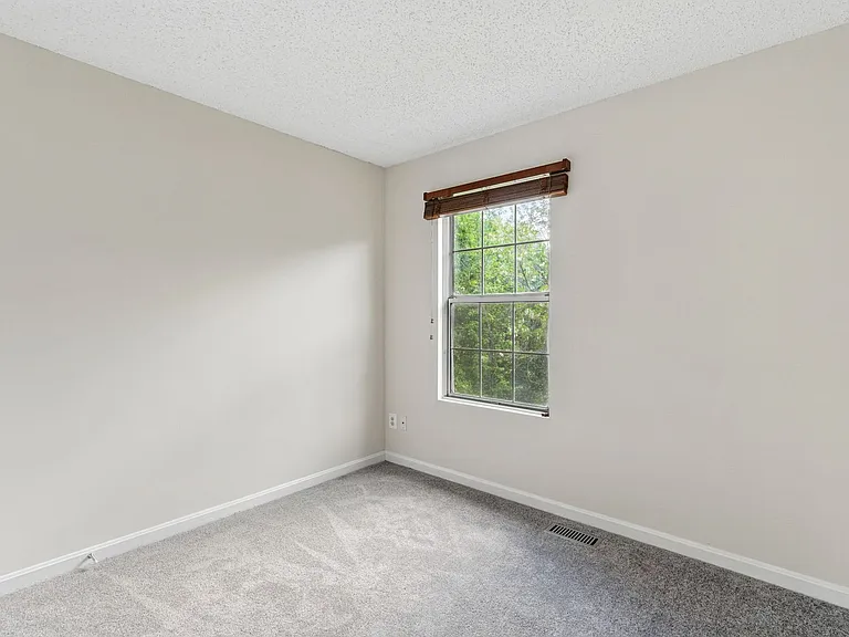 505 Knollwood Ct — Photo 14