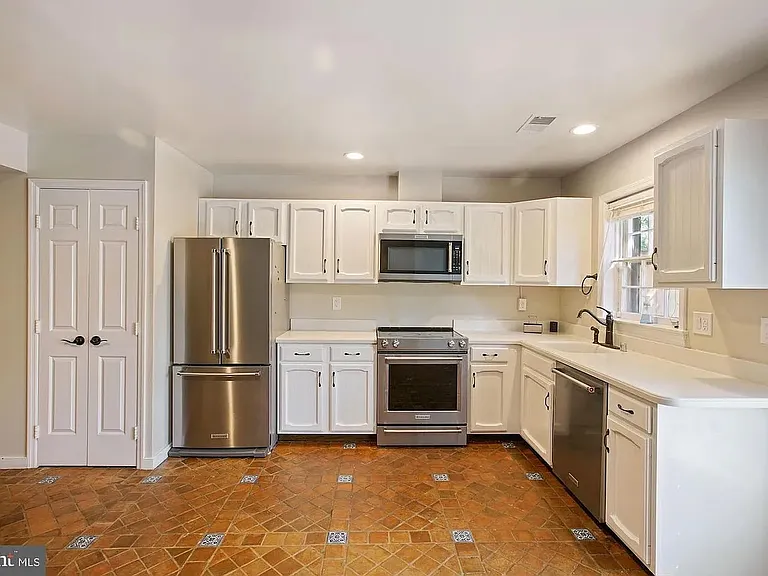 1225 Michigan Ct — Photo 13
