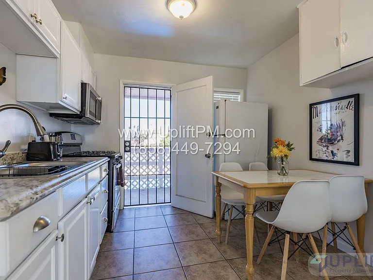 4833 Castle Ave — Photo 9