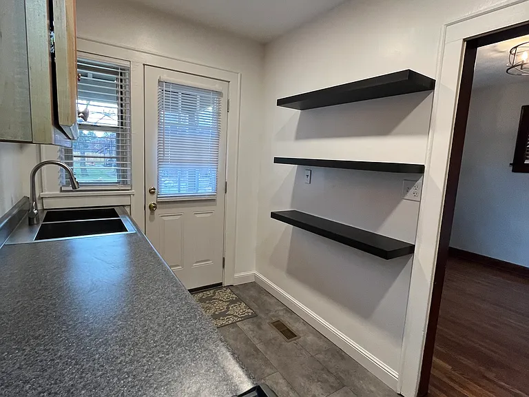 1687 King Ave — Photo 3