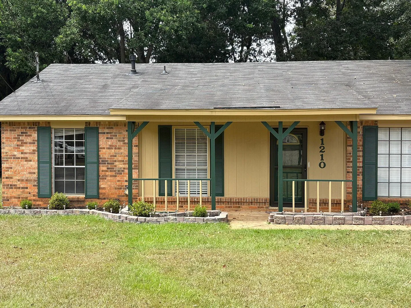 Beautiful 3 Bed 2 Bath Ranch style home — Photo 2