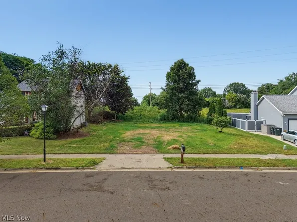 2238 Canterbury Cir, Akron, OH 44319