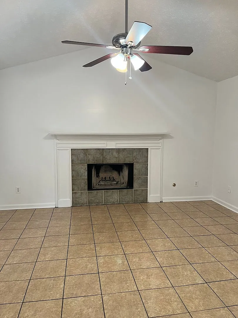 3 Bedroom / 2 Bathroom House — Photo 3
