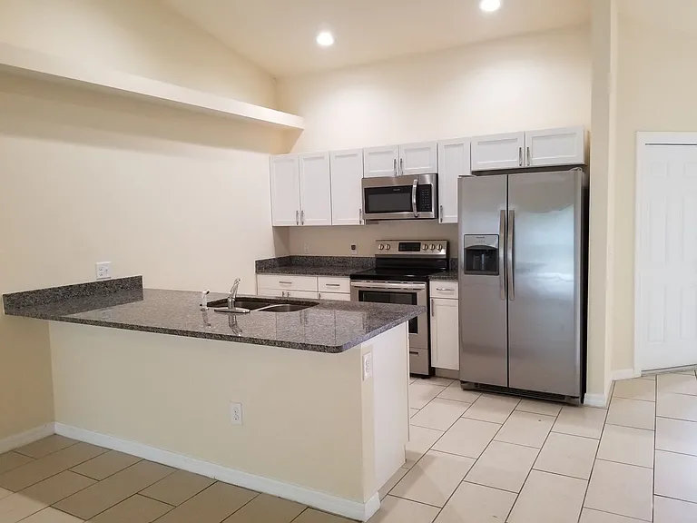 1044 NE 8th Pl — Photo 2