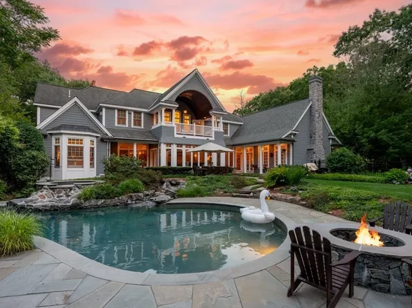 11 Black Horse Ln, Andover, MA 01810